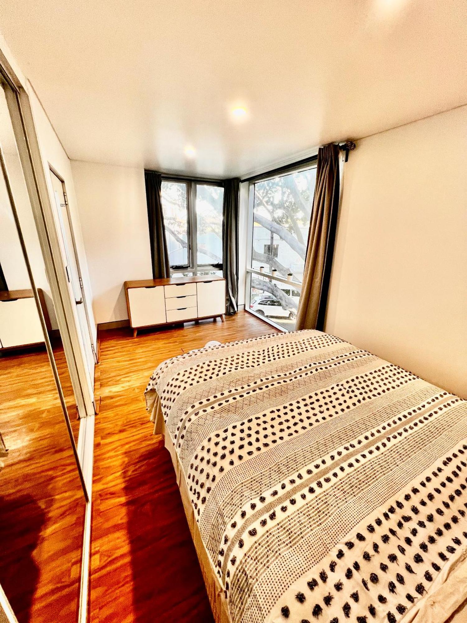 Stunning View Room-steps To Bondi Guest house Sydney